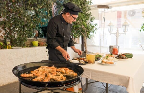 Paella show cooking and visit to the traditional market of Cartagena