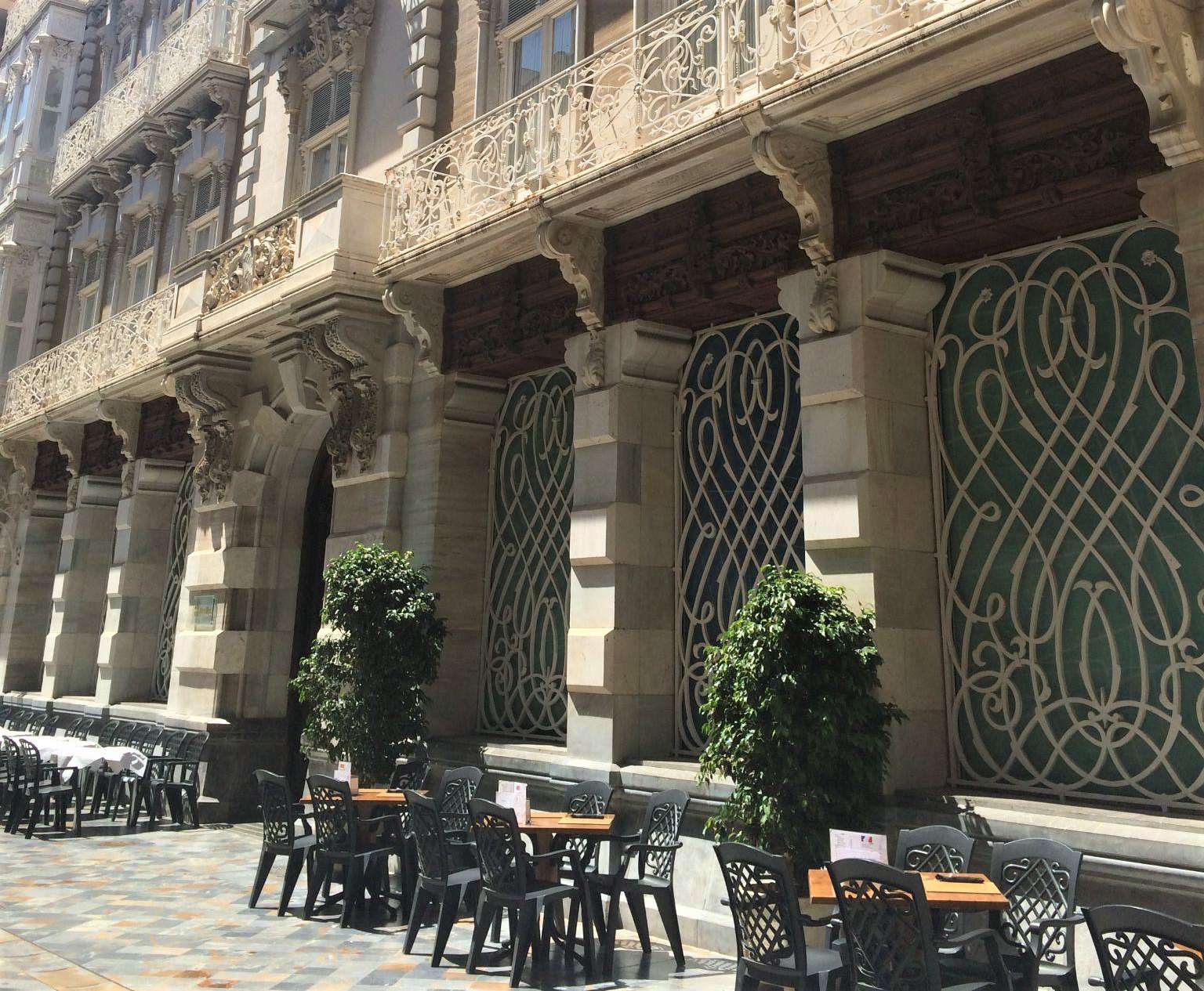 Detalle de los balcones y la fachada modernista de la Casa de Cervantes en Cartagena